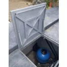 Aknafedlap, AISI316, 700 x 700 mm, ezüst, teleszkópos, rozsdamentes acél, 25 mm mély tálcával, hőszigetelt, burkolható, gázrugós, vízelvezető vályú
