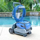 Medencetisztító robot, Dolphin M600 (2026), teljes medencetisztítás (padló, fal és vízvonal tisztítás), CleverClean és PowerStream navigáció, kábelcsavarodás-gátló, Wi-Fi és applikáció vezérlés, Caddy tartozékkal