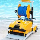 Medencetisztító robot, Dolphin Wave 200XL, padlótisztítás, MMI vezérlés, spirális háromrétegű szűrőrendszer, 1–8 órás ciklusidő, nagy teljesítményű közületi kivitel, Caddy tartozékkal