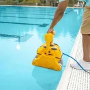 Medencetisztító robot, Dolphin Wave 100 CB, teljes medencetisztítás (padló, fal és vízvonal tisztítás), távirányítás, finom és ultrafinom szűrőrendszer, 4/6/8 órás ciklusidő, Caddy tartozék