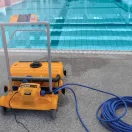 Medencetisztító robot, Dolphin Wave 300XL, padlótisztítás, MMI vezérlés, háromszintű zsákos szűrőrendszer, 1–8 órás ciklusidő, nagy teljesítményű közületi kivitel, Caddy tartozékkal