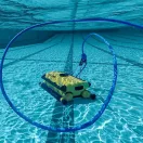Medencetisztító robot, Dolphin Wave 300XL, padlótisztítás, MMI vezérlés, háromszintű zsákos szűrőrendszer, 1–8 órás ciklusidő, nagy teljesítményű közületi kivitel, Caddy tartozékkal