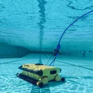 Medencetisztító robot, Dolphin Wave 300XL, padlótisztítás, MMI vezérlés, háromszintű zsákos szűrőrendszer, 1–8 órás ciklusidő, nagy teljesítményű közületi kivitel, Caddy tartozékkal