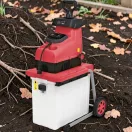 Elektromos kerti ágaprító, Worcraft WPSH203, piros/fekete, 2800 W, 60 l gyűjtőkosár, fogazott aprítófej, maximum 44 mm ágátmérő, kerekes, automatikus behúzás