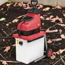 Elektromos kerti ágaprító, Worcraft WPSH203, piros/fekete, 2800 W, 60 l gyűjtőkosár, fogazott aprítófej, maximum 44 mm ágátmérő, kerekes, automatikus behúzás