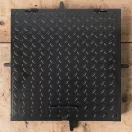 Fém aknafedlap, Strend Pro MC60, fekete, 600 x 600 mm, zárható, lemezvastagság: 3 mm, csúszásgátló felület, UV-álló, 150 kg teherbírás