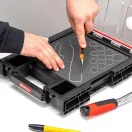 Rendszerező koffer, Qbrick Patrol System One Organizer M, 36,5 × 26,5 × 7,7 cm, fekete, habszivacs betéttel, víz- és porálló, Easy Access rendszer