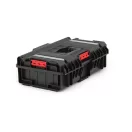 Szerszámosdoboz, Qbrick Patrol System One 200 Technik, 58,5 × 38,5 × 19 cm, fekete, 15,4 l, 6 kivehető tartály, por- és vízálló, alumínium rögzítőléc, munkaasztalként használható