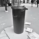 Műanyag hulladéktároló, kommunális kültéri kuka, Extra erős, UV-álló, nyitható tetővel - 100 l, fekete