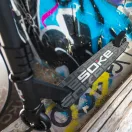 Kaszkadőr roller, SOKE GO!, fekete, 83 cm, 10 cm 88A PU kerekek, ABEC-9 csapágy, Y kormány, Flex Fender fék, tripla alumínium bilincs