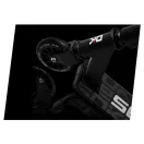 Kaszkadőr roller, SOKE GO!, fekete, 83 cm, 10 cm 88A PU kerekek, ABEC-9 csapágy, Y kormány, Flex Fender fék, tripla alumínium bilincs