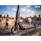 Trükkroller, SOKE BOX, fekete, 92 cm, 11 cm 88A alumínium magos kerekek, ABEC-9 csapágy, T kormány, SCS kompresszió, Flex Fender fék, négy csavaros 4NEROClamp bilincs, maximum 100 kg
