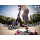 Trükkroller, SOKE BOX, fekete, 92 cm, 11 cm 88A alumínium magos kerekek, ABEC-9 csapágy, T kormány, SCS kompresszió, Flex Fender fék, négy csavaros 4NEROClamp bilincs, maximum 100 kg