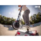 Trükkroller, SOKE BOX, ezüst, 92 cm, 11 cm 88A alumínium magos kerekek, ABEC-9 csapágy, T kormány, SCS kompresszió, Flex Fender fék, négy csavaros 4NEROClamp bilincs, maximum 100 kg