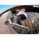 Trükkroller, SOKE BOX, ezüst, 92 cm, 11 cm 88A alumínium magos kerekek, ABEC-9 csapágy, T kormány, SCS kompresszió, Flex Fender fék, négy csavaros 4NEROClamp bilincs, maximum 100 kg