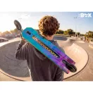 Trükkroller, SOKE BOX, színes, 92 cm, 11 cm 88A alumínium magos kerekek, ABEC-9 csapágy, T kormány, SCS kompresszió, Flex Fender fék, négy csavaros 4NEROClamp bilincs, maximum 100 kg