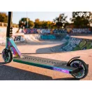 Trükkroller, SOKE BOX, színes, 92 cm, 11 cm 88A alumínium magos kerekek, ABEC-9 csapágy, T kormány, SCS kompresszió, Flex Fender fék, négy csavaros 4NEROClamp bilincs, maximum 100 kg