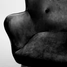 Lábtartós fotel, Sofotel Norse, fekete, lábtartóval, füles kialakítás, kárpitozott, bükkfa, filccel alábélelt lábak, levehető huzatú párna, skandináv stílus