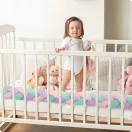 Rácsvédő kiságyba, Ricokids, zöld/rózsaszín/lila, 300 x 11,5 cm, kék-szürke, antiallergén, mosható, puha tapintású