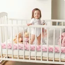 Rácsvédő kiságyba, Ricokids, rózsaszín, 300 x 11,5 cm, kék-szürke, antiallergén, mosható, puha tapintású