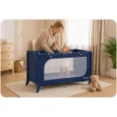 Utazó gyerekágy, Ricokids RK-240, sötétkék, 125 x 65 cm, magasság: 78 cm, levehető oldalsó bejárat, 2 fékezhető kerék, összecsukható, matraccal, teherbírás: 15 kg