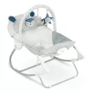 Gyerek pihenőszék, Ricokids, szürke, 53 x 39 cm, levehető játékhíd, 2 fokozatú dönthetőség, mosható huzat, hárompontos biztonsági öv, vibrációs, elemes (LR20 1,5 V, nem tartozék), 9 / 18 kg teherbírás