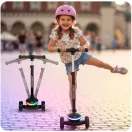 Háromkerekű roller, Ricokids Leddi, fekete, LED világítás a fellépőben, balanszos irányítás, állítható fém kormány, max. 35 kg