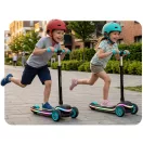 Háromkerekű roller, Ricokids Leddi, fekete/türkiz, LED világítás a fellépőben, balanszos irányítás, állítható fém kormány, max. 35 kg