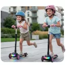Háromkerekű roller, Ricokids Glowi, fekete/rózsaszín, LED világítás a fellépőben, balanszos irányítás, állítható fém kormány, max. 35 kg