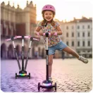 Háromkerekű roller, Ricokids Glowi, fekete/rózsaszín, LED világítás a fellépőben, balanszos irányítás, állítható fém kormány, max. 35 kg