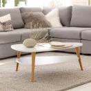 Dohányzóasztal, ModernHome FH-CT0211, fehér, 90 x 67 cm, háromszög alakú, magasság: 45 cm, 2 szintes, fenyőfa lábak, MDF asztallap, padlóvédő talpak