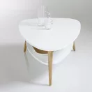 Dohányzóasztal, ModernHome FH-CT0211, fehér, 90 x 67 cm, háromszög alakú, magasság: 45 cm, 2 szintes, fenyőfa lábak, MDF asztallap, padlóvédő talpak