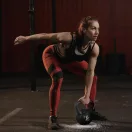 Kettlebell súlyzó, ModernHome CK-6-BC, fekete, 6 kg, műanyag burkolat, cement töltet, lapos talp, strapabíró, kezdőknek és haladóknak