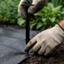 Geotextília rögzítőtüske, MultiGarden PEG50-15, fekete, 15 cm, széles fejű, hegyes, stabilizáló kampókkal, beverhető vagy becsavarható, 50 db