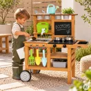 Kültéri játékkonyha, ECOTOYS TL055015, fa, 80 x 39 x 81 cm, működő csappal, krétatáblával, 16 db tartozékkal, 3 éves kortól