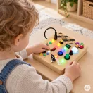 Készségfejlesztő játék, ECOTOYS MLD-8878, fa, 18 x 16 x 3 cm, LED fényeffektekkel, kapcsolókkal, gombokkal, forgatható tekerőkkel, kulcsos indítóval, ventilátorral, hátoldalán számokkal, 3 éves kortól