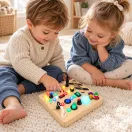 Készségfejlesztő játék, ECOTOYS MLD-8878, fa, 18 x 16 x 3 cm, LED fényeffektekkel, kapcsolókkal, gombokkal, forgatható tekerőkkel, kulcsos indítóval, ventilátorral, hátoldalán számokkal, 3 éves kortól