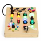 Készségfejlesztő játék, ECOTOYS MLD-8878, fa, 18 x 16 x 3 cm, LED fényeffektekkel, kapcsolókkal, gombokkal, forgatható tekerőkkel, kulcsos indítóval, ventilátorral, hátoldalán számokkal, 3 éves kortól