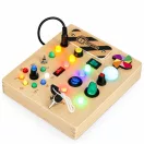 Készségfejlesztő játék, ECOTOYS MLD-8878, fa, 18 x 16 x 3 cm, LED fényeffektekkel, kapcsolókkal, gombokkal, forgatható tekerőkkel, kulcsos indítóval, ventilátorral, hátoldalán számokkal, 3 éves kortól