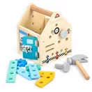 Fa gyerek munkapad, ECOTOYS HM261052, 15 x 16 x 19 cm, 32 elemes, házikó alakú, ajtóval, kalapács, kulcs, csavarhúzó, fűrész, csavarok, anyák, lécek és fogaskerekek, 3 éves kortól