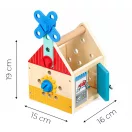 Fa gyerek munkapad, ECOTOYS HM261052, 15 x 16 x 19 cm, 32 elemes, házikó alakú, ajtóval, kalapács, kulcs, csavarhúzó, fűrész, csavarok, anyák, lécek és fogaskerekek, 3 éves kortól