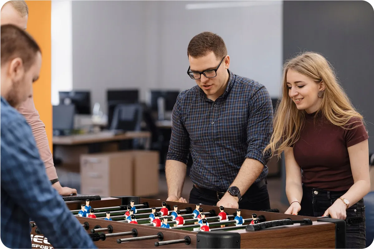 Csocsóasztal, Neo-Sport NS-804, zöld/sötétbarna – 3. kép Csocsóasztal játéktere