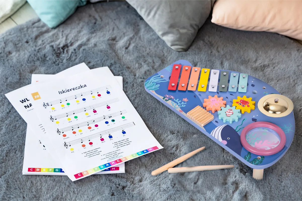 Zenélő játékasztal, ECOTOYS TL204013, 41 x 7 x 23,5 cm – 2. kép Zenélő játékasztal, ECOTOYS TL204013, 41 x 7 x 23,5 cm – 2. kép